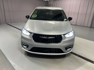 Used 2024 Chrysler Pacifica Touring-L video 2