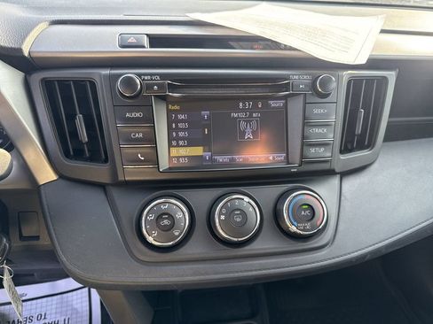 Used 2018 Toyota RAV4 LE FWD image 11