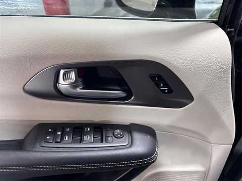 Used 2024 Chrysler Pacifica Touring-L FWD image 34