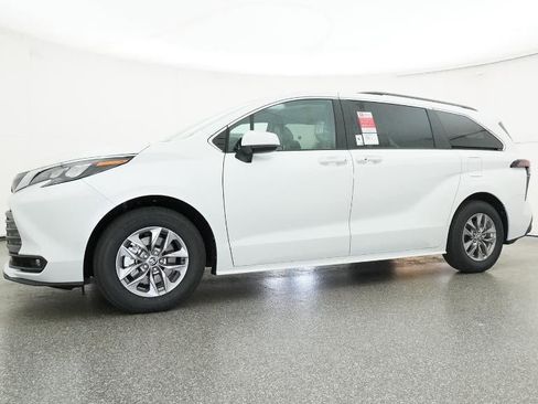 New 2026 Toyota Sienna XLE image 18