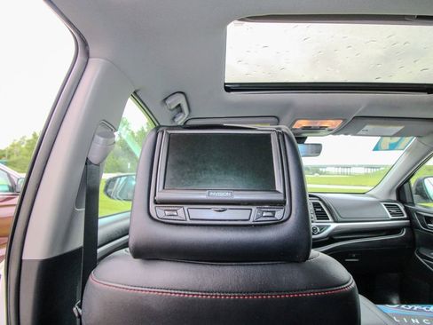 Used 2019 Toyota Highlander SE w/ Nightshade Edition AWD/4WD image 10