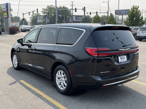 Used 2023 Chrysler Pacifica Touring-L FWD image 5
