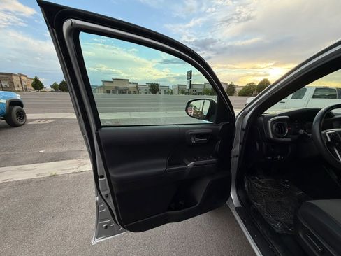 Used 2022 Toyota Tacoma TRD Off-Road AWD/4WD image 14