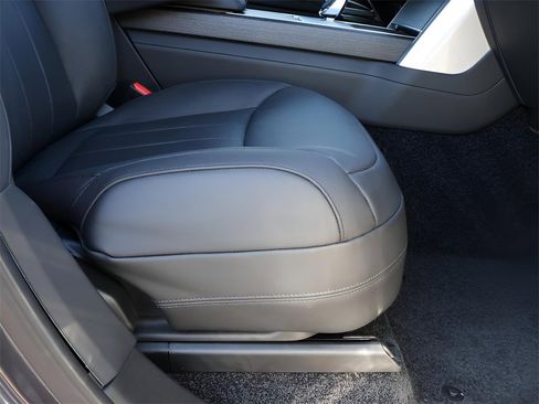 Certified 2025 Land Rover Range Rover SE image 10