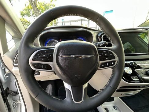 Used 2024 Chrysler Pacifica Touring-L image 19