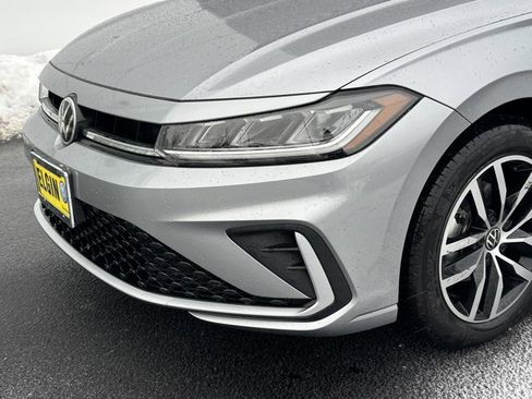 Certified 2025 Volkswagen Jetta SE image 9