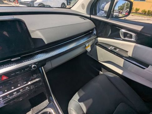 Certified 2024 Kia Carnival SX Prestige FWD image 18
