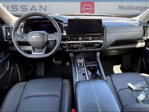 Used 2026 Nissan Pathfinder SL FWD image 7