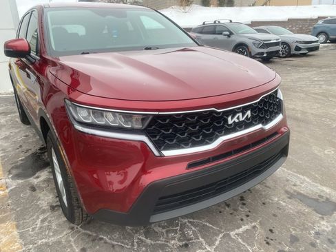 Used 2022 Kia Sorento LX image 2