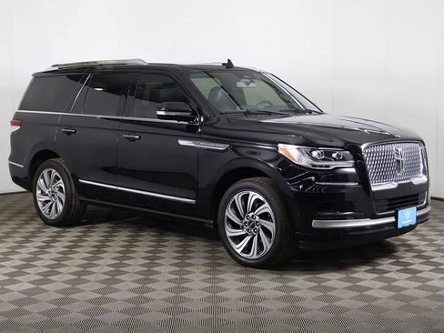 Used 2023 Lincoln Navigator Reserve AWD/4WD image 2