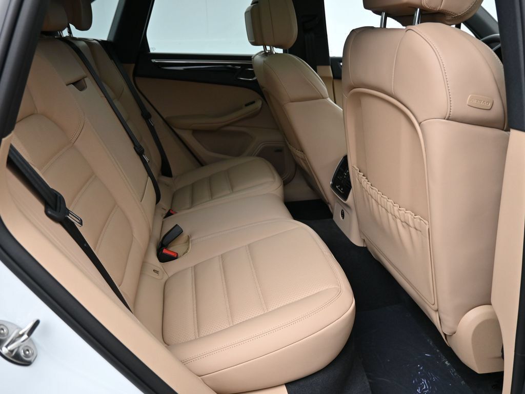 Certified 2026 Porsche Macan AWD/4WD image 26