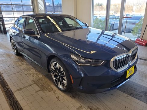 Used 2026 BMW 530i xDrive w/ Premium Package image 3