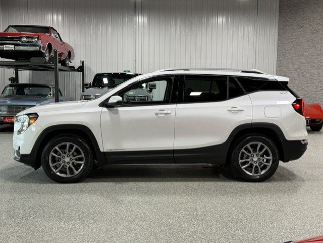 Certified 2024 GMC Terrain SLT w/ Infotainment Package II AWD/4WD image 2