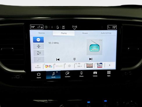 Used 2024 Chrysler Pacifica Touring-L image 12