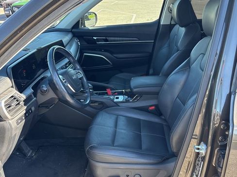 Used 2023 Kia Telluride EX w/ EX Captain's Chair Package image 9