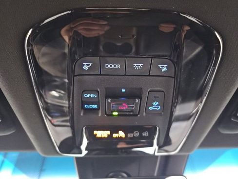 Used 2021 Toyota Venza Limited image 30