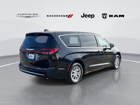 New 2026 Chrysler Pacifica Select image 3