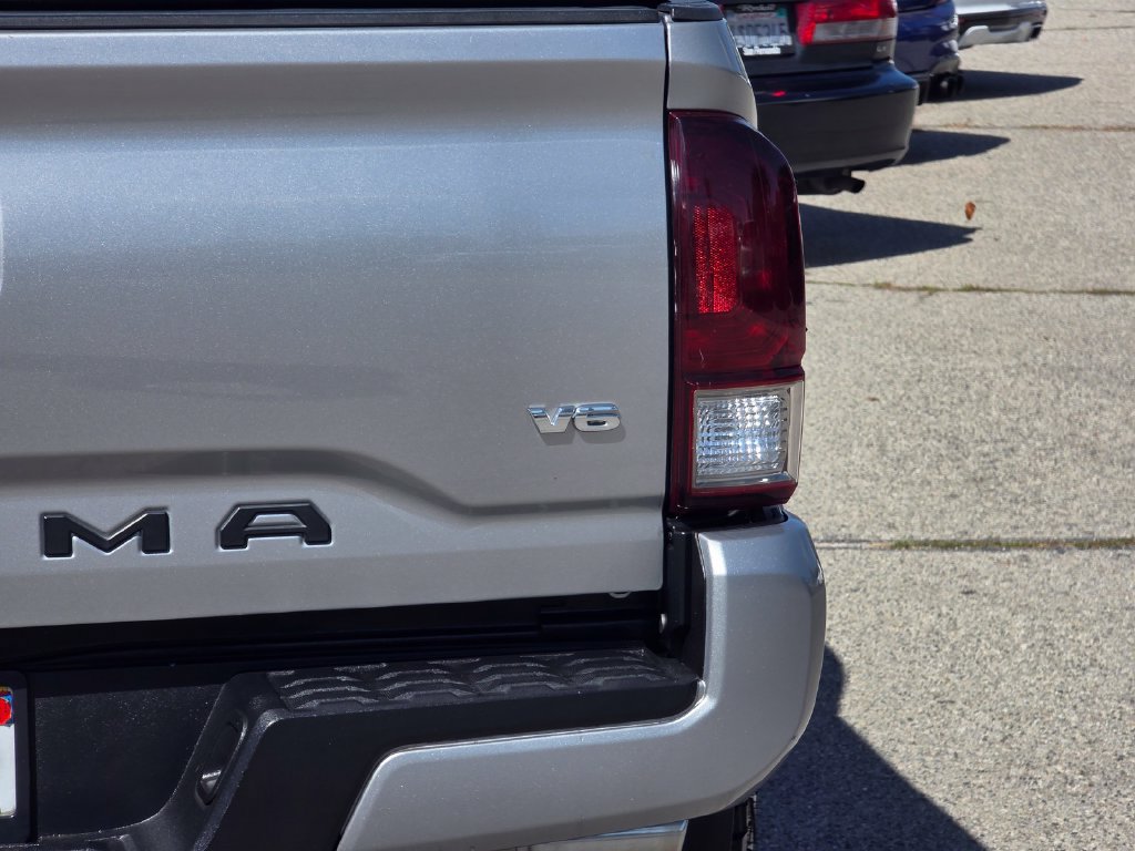 Used 2017 Toyota Tacoma TRD Sport w/ Tow Package RWD image 8