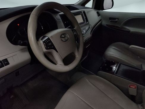 Used 2013 Toyota Sienna XLE image 4