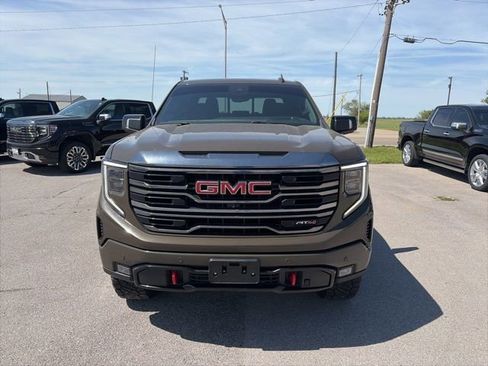 Used 2023 GMC Sierra 1500 AT4 w/ Technology Package AWD/4WD image 9