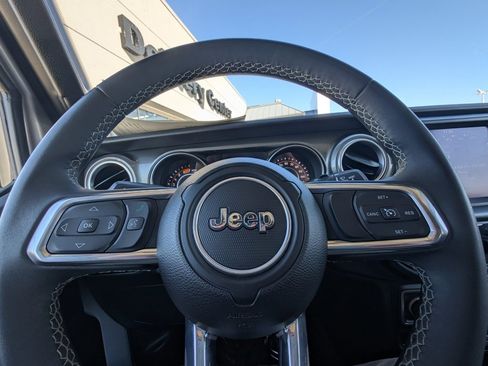 Used 2023 Jeep Wrangler Sahara image 21