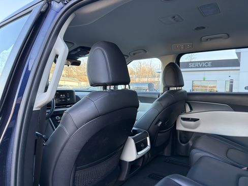 Used 2023 Kia Carnival LX image 27
