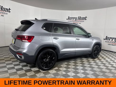 Used 2022 Volkswagen Taos SE w/ Panoramic Sunroof Package AWD/4WD image 6