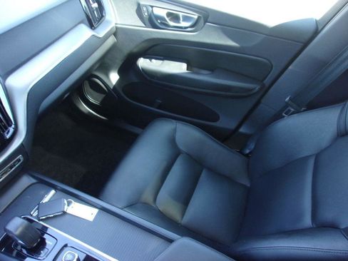 Used 2024 Volvo XC60 B5 Core image 12