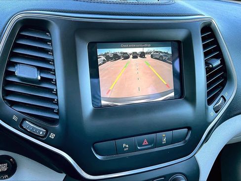 Used 2021 Jeep Cherokee Latitude Lux w/ Mopar Interior Package image 27