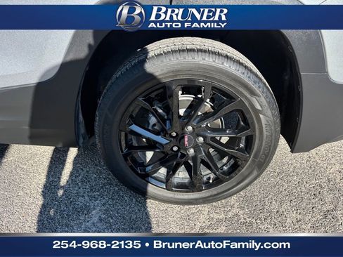 Used 2024 GMC Terrain SLE w/ Driver Convenience Package image 8