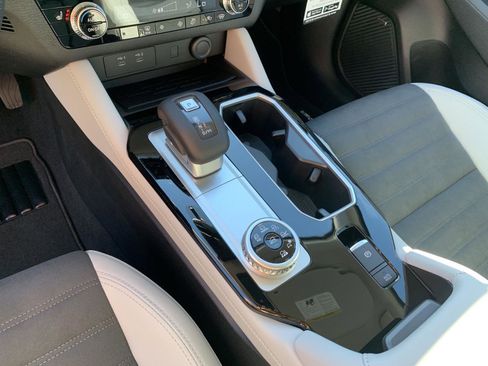 New 2025 Mitsubishi Outlander SE image 16