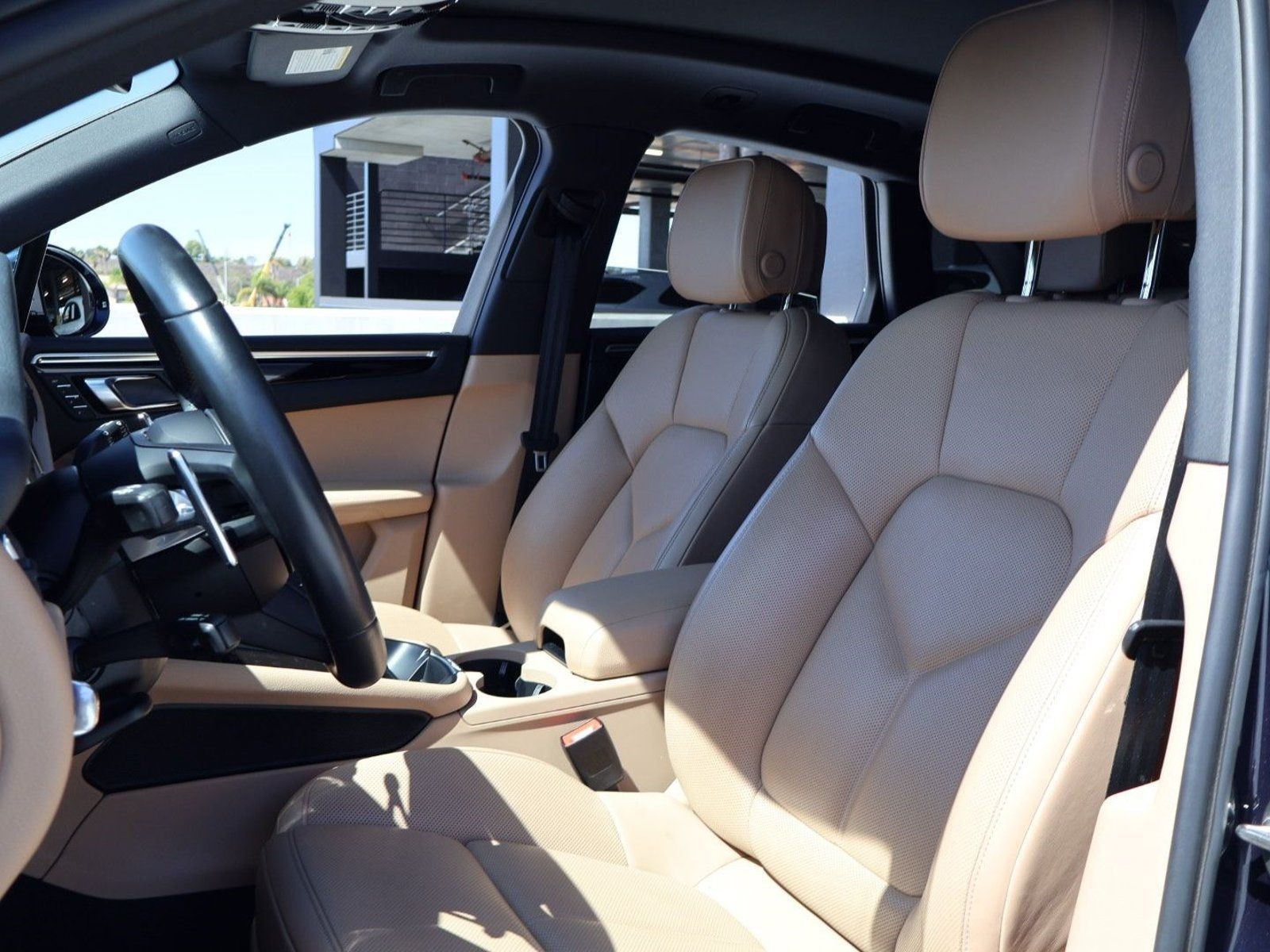 Certified 2023 Porsche Macan AWD/4WD image 5