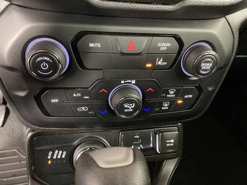 Used 2023 Jeep Renegade Latitude AWD/4WD image 21