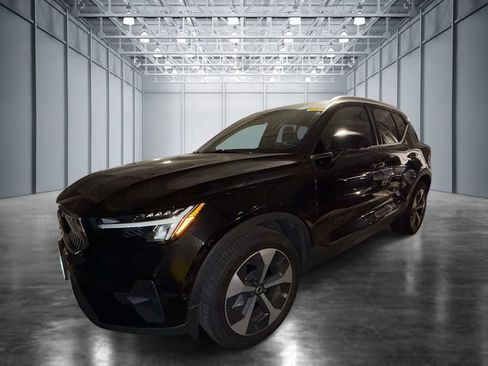 Used 2025 Volvo XC40 B5 Plus AWD/4WD image 1