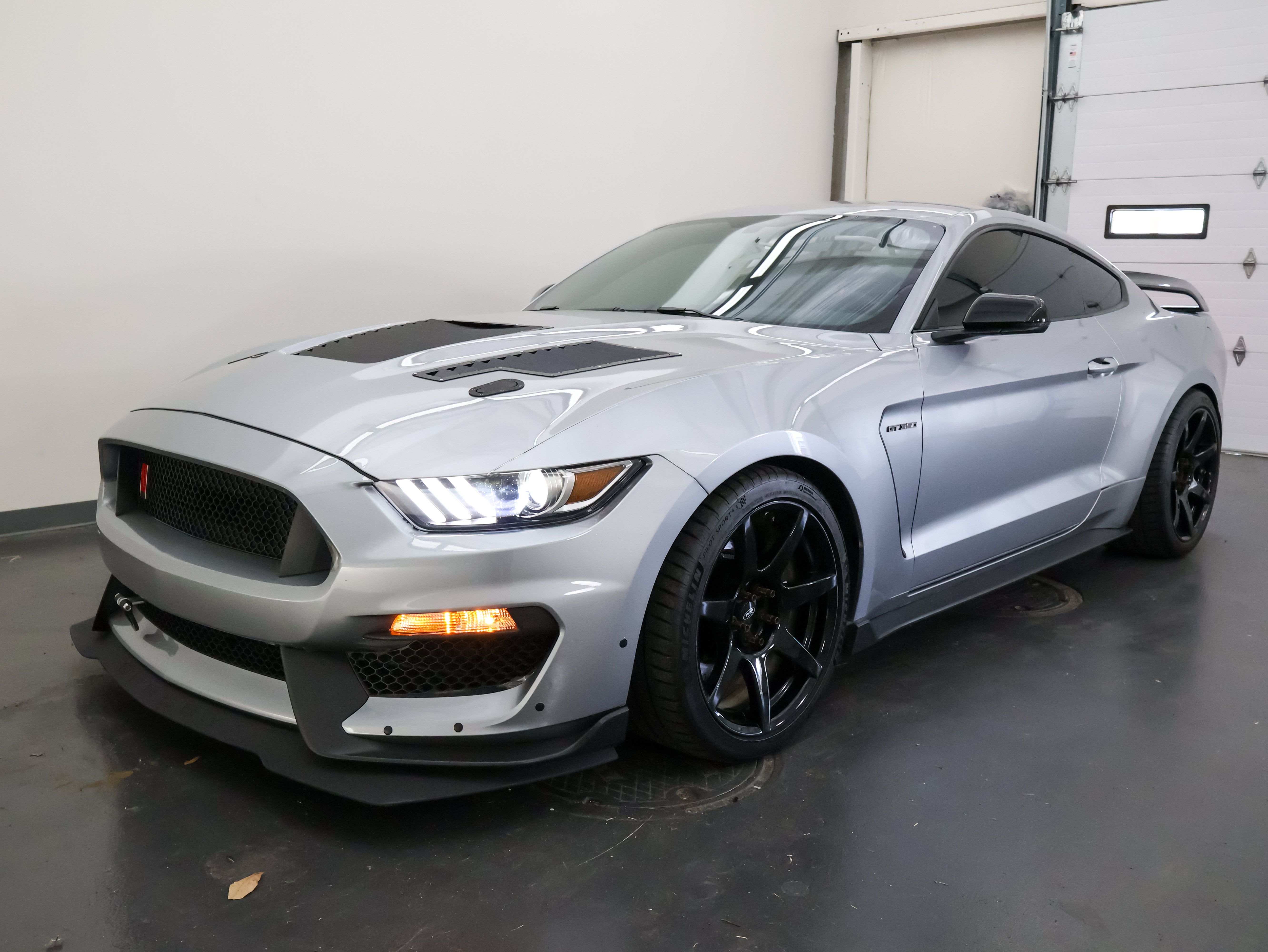 Used 2020 Ford Mustang Shelby GT350R w/ GT350R Equipment Group 920A RWD image 7