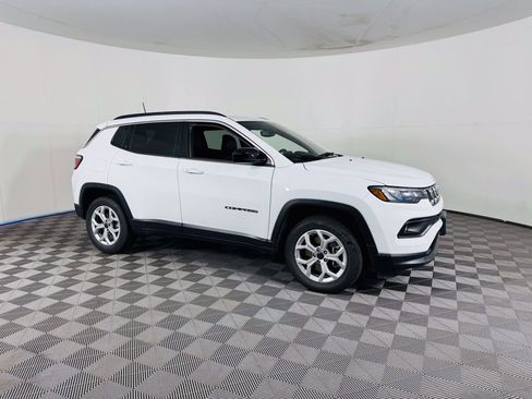 Used 2025 Jeep Compass Latitude AWD/4WD image 1