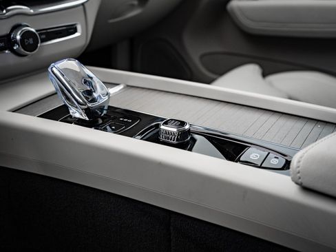 Used 2025 Volvo XC60 B5 Ultra w/ Protection Package Premier image 38