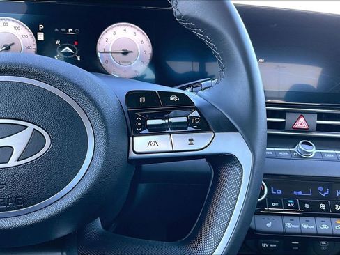 Used 2025 Hyundai Elantra SEL image 19