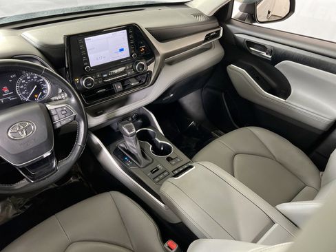 Used 2020 Toyota Highlander XLE image 23