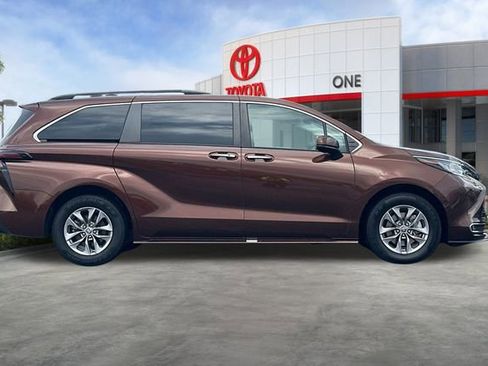 Certified 2023 Toyota Sienna XLE image 3