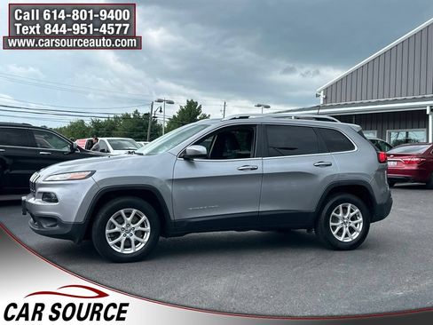 Used 2017 Jeep Cherokee Latitude w/ Comfort/Convenience Group AWD/4WD image 3