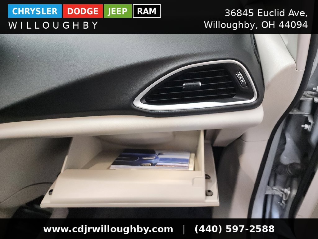 Used 2024 Chrysler Pacifica Touring-L FWD image 37