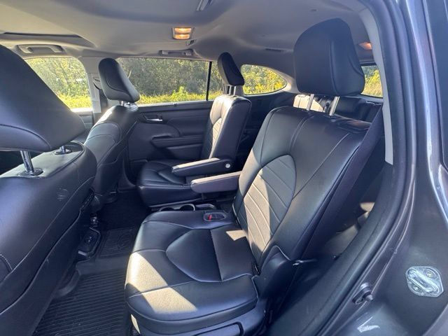 Used 2023 Toyota Highlander XLE FWD image 17