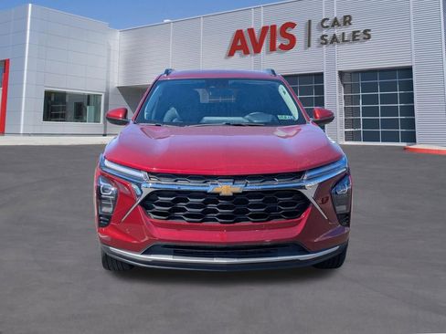 Used 2025 Chevrolet Trax LT w/ LT Convenience Package FWD image 2