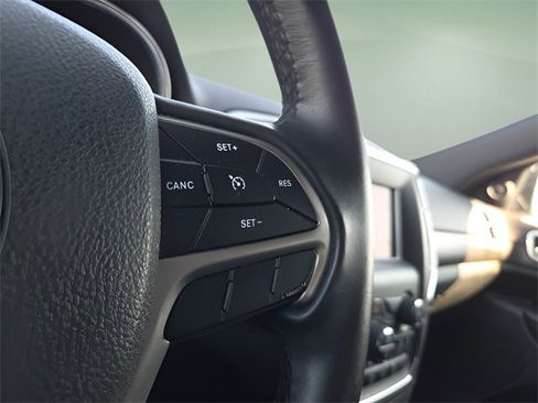 Used 2018 Jeep Grand Cherokee Laredo image 25