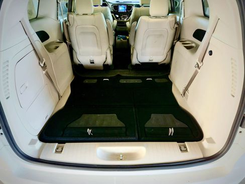 Used 2019 Chrysler Pacifica Touring Plus FWD image 16