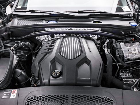 Used 2025 Porsche Macan image 31