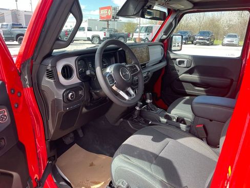 Used 2025 Jeep Wrangler Unlimited Sahara w/ Safety Group image 13