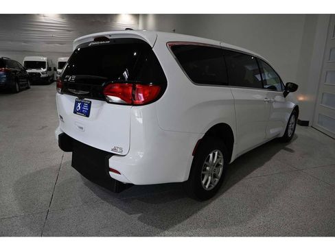 Used 2024 Chrysler Voyager LX FWD image 6