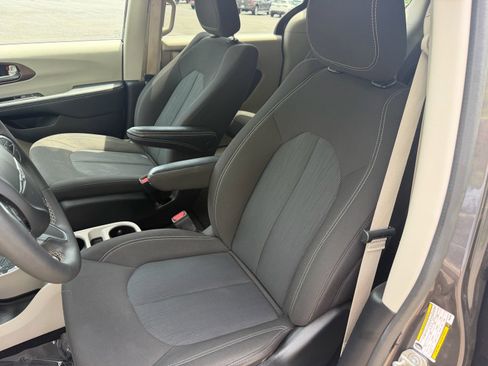 Used 2023 Chrysler Voyager LX FWD image 25